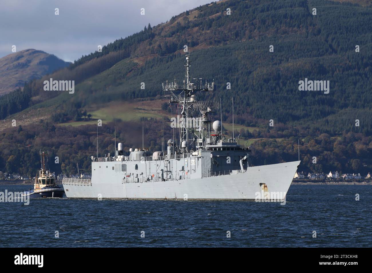 ORP Generał Kazimierz Pułaski (272), una fregata missilistica guidata della classe Oliver Hazard Perry, gestita dalla Marina polacca, che sorpassa Gourock al suo arrivo per l'esercitazione Joint Warrior 23-2. Questo particolare vascello in precedenza servì nella Marina degli Stati Uniti come USS Clark (FFG-11) dal 1980 al 2000, quando fu trasferita alla Marina polacca. Si vede qui essere assistita dal lottatore rimorchiatore CMS dei servizi marittimi di Clyde. Foto Stock