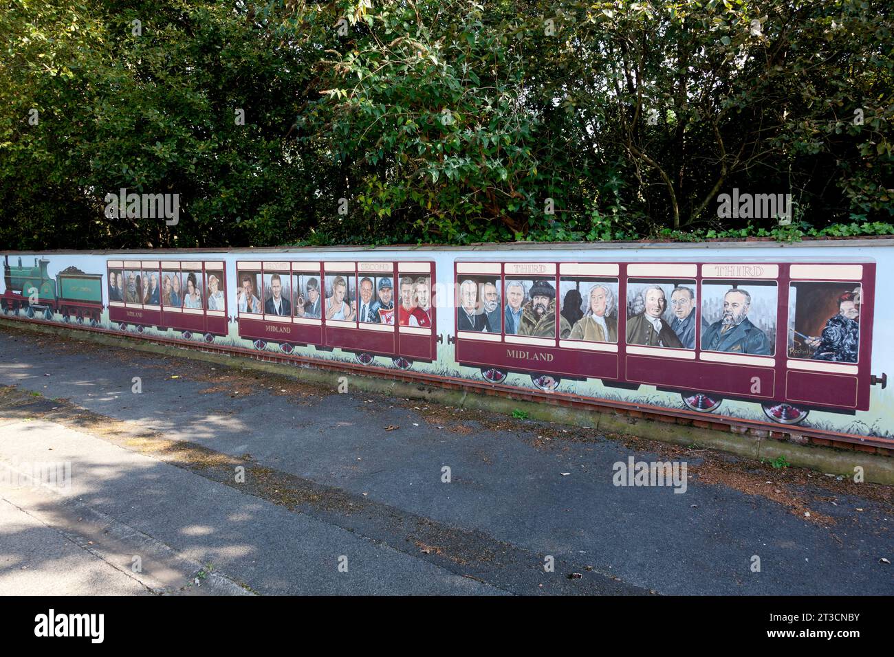 Murale alla stazione dei treni raffigurante personaggi famosi, dalla città, Irlam, Greater Manchester Foto Stock