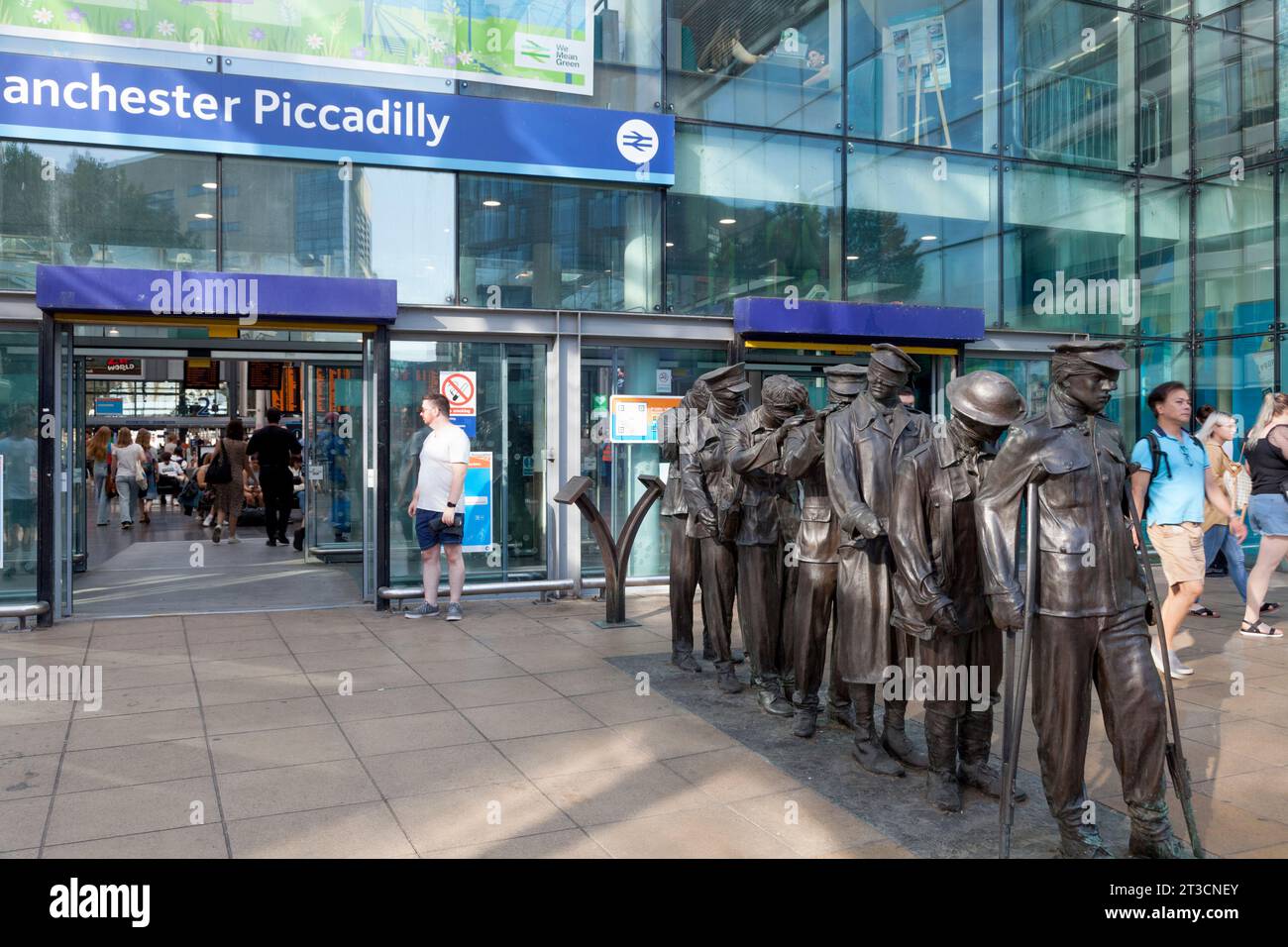 Scultura all'esterno della Piccadilly Station, che commemora i veterani non vedenti della prima guerra mondiale, Manchester Foto Stock