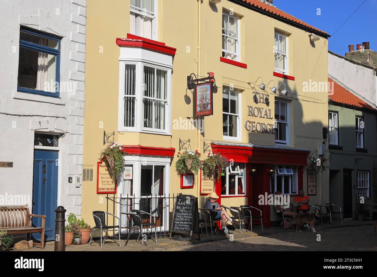 Il grazioso villaggio di pescatori di Staithes, vicino a Whitby e sede di una comunità di artisti, una popolare destinazione turistica, nel North Yorkshire, Regno Unito Foto Stock