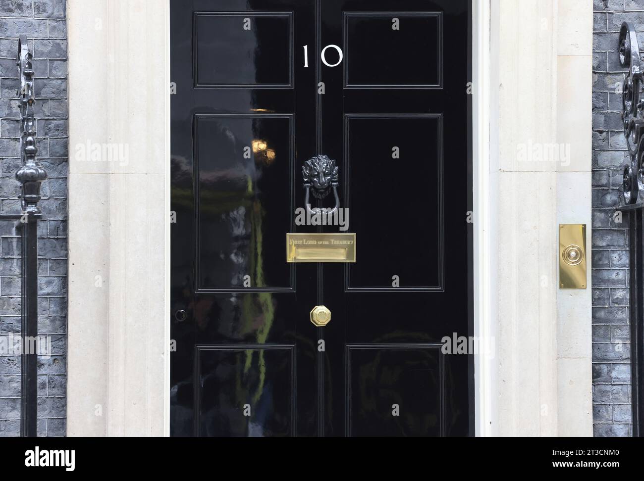Porta d'ingresso della casa del primo ministro, al numero 10 di Downing Street, Westminster, Londra, Regno Unito Foto Stock