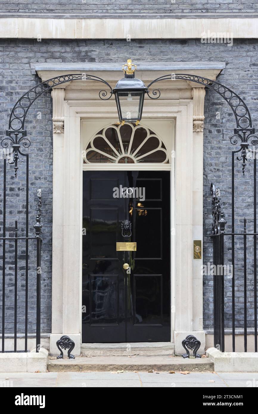 Porta d'ingresso della casa del primo ministro, al numero 10 di Downing Street, Westminster, Londra, Regno Unito Foto Stock