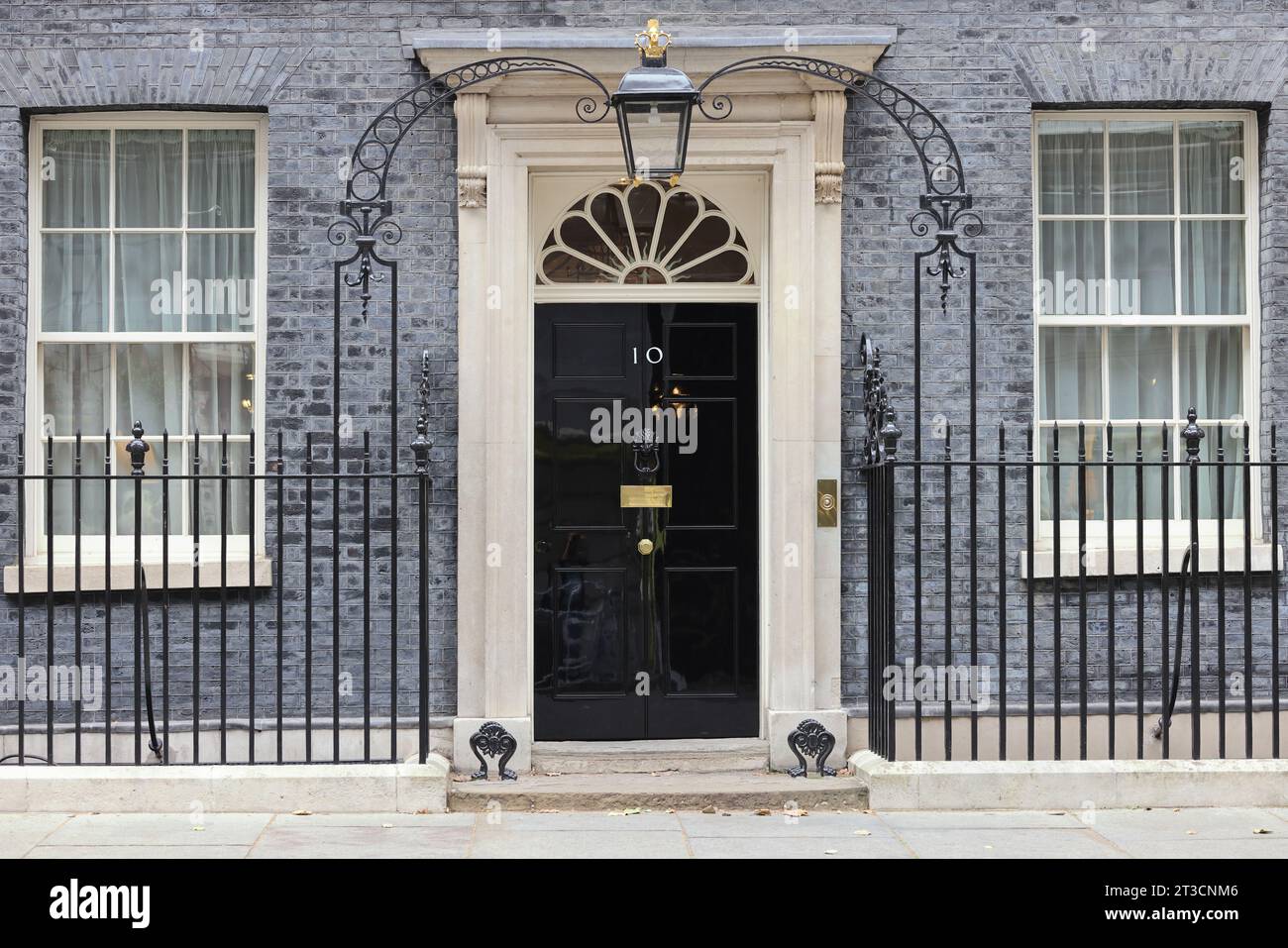 Porta d'ingresso della casa del primo ministro, al numero 10 di Downing Street, Westminster, Londra, Regno Unito Foto Stock