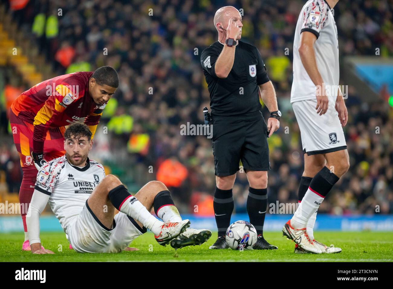 Middlesbrough Matt Crooks ha subito un infortunio alla testa e l'arbitro Simon Hooper ha istruito lo staff medico sul campo durante il match per il campionato Sky Bet tra Norwich City e Middlesbrough a Carrow Road, Norwich martedì 24 ottobre 2023. (Foto: David Watts | mi News) crediti: MI News & Sport /Alamy Live News Foto Stock