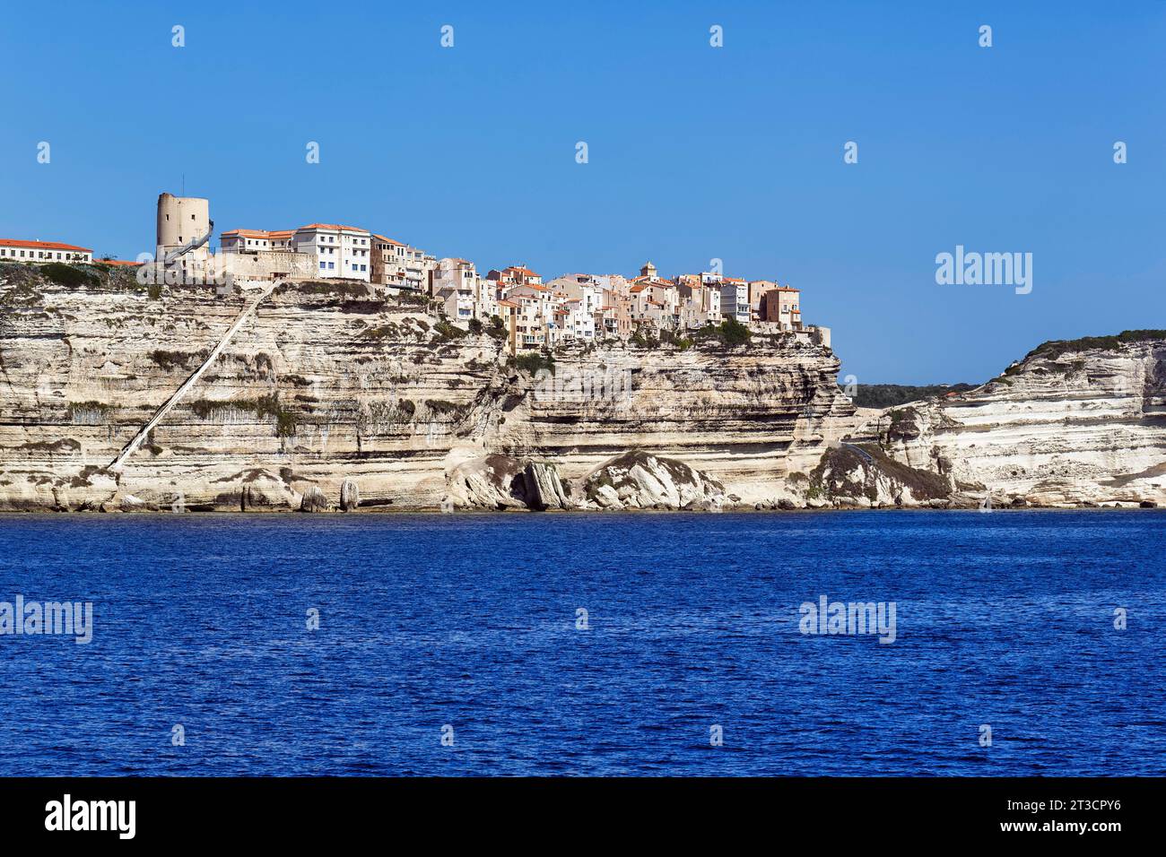 Città alta con la scalinata del re d'Aragona su bianche scogliere di gesso, punta meridionale della Corsica, Bonifacio, Corsica, Francia Foto Stock