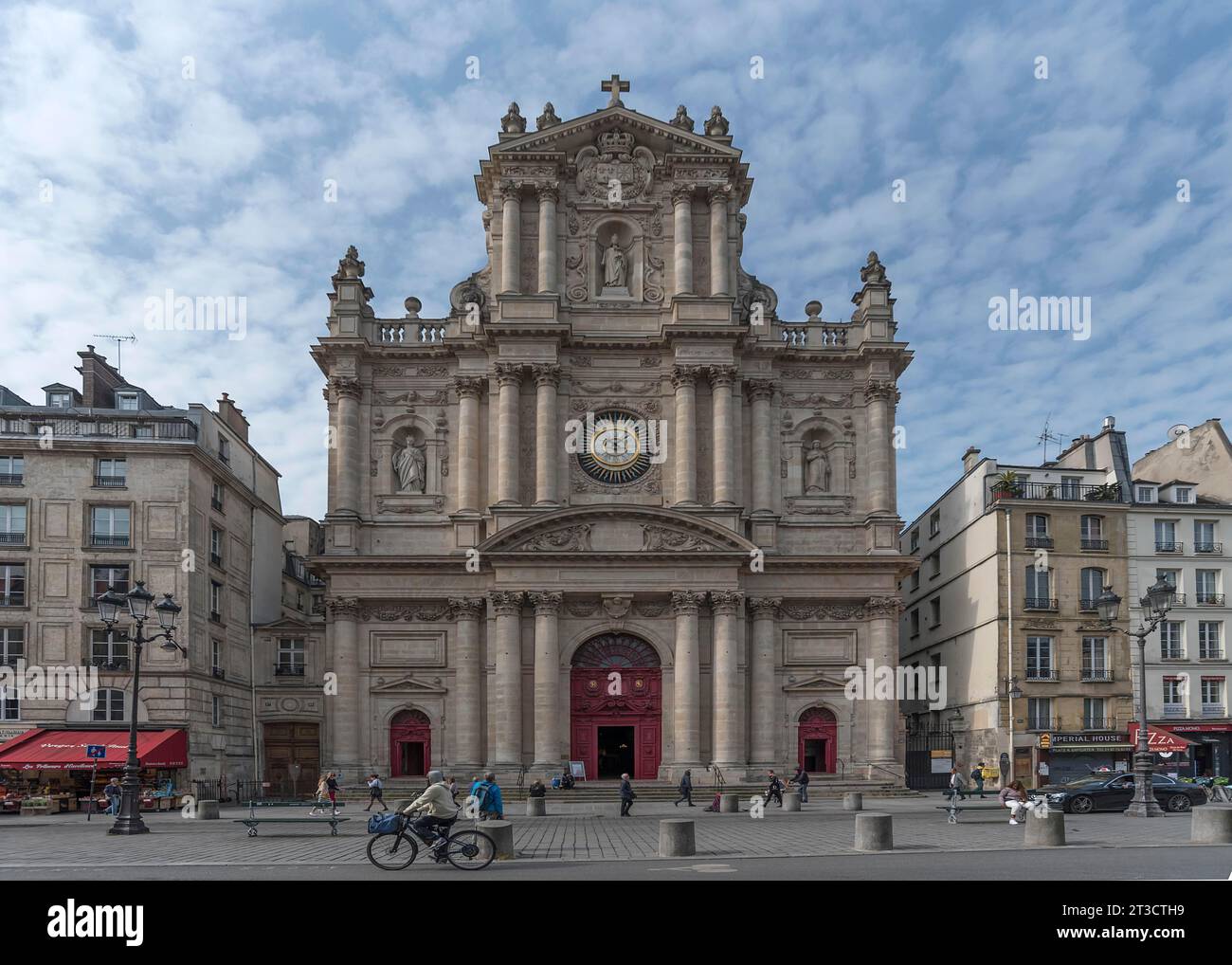 Facciata principale della chiesa di Saint Paul Saint Louis, costruita tra il 1627 e il 1641, Rue St Antoine, Parigi, Francia Foto Stock