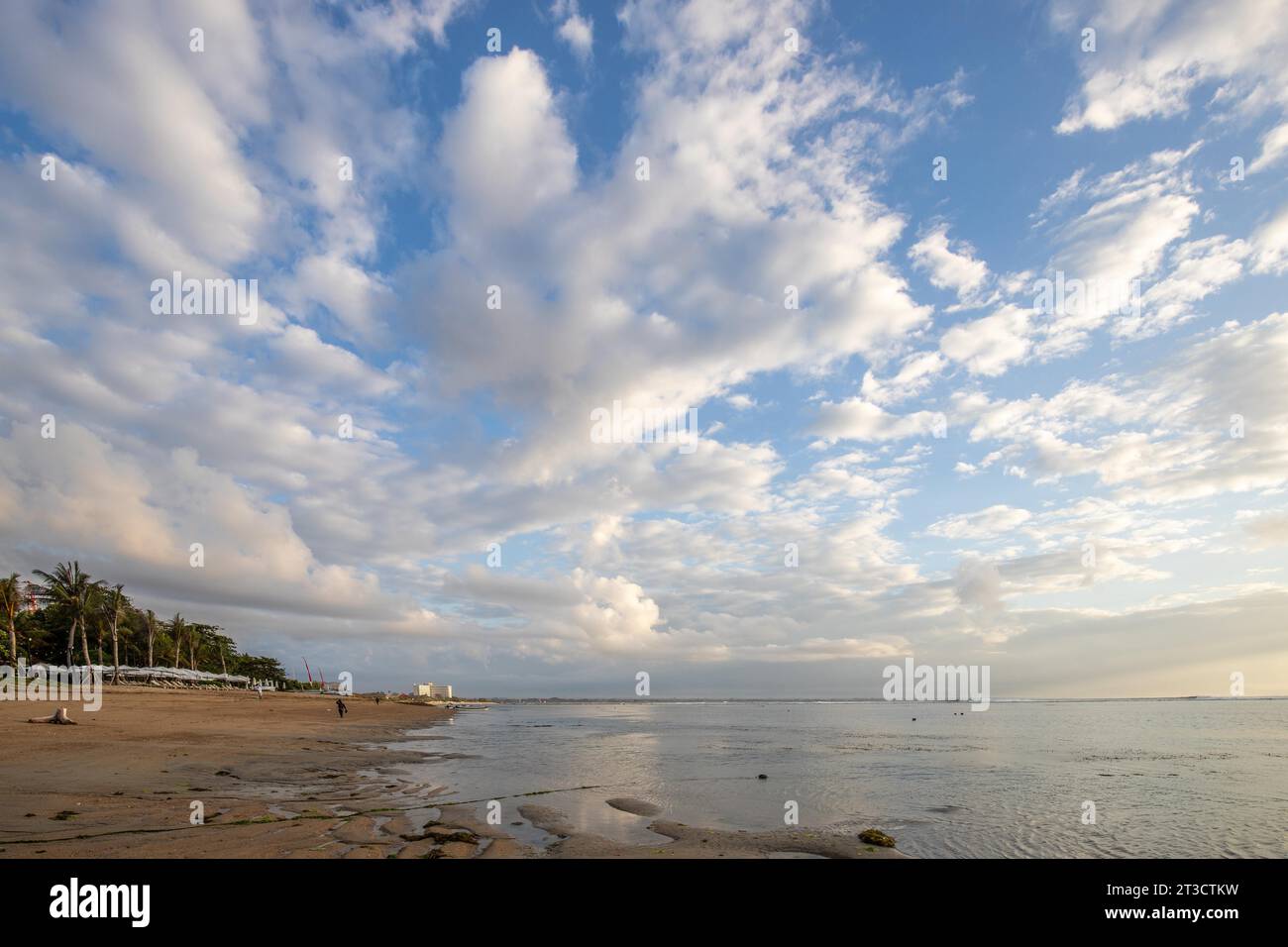 Alba sulla spiaggia sabbiosa. Foto del paesaggio con vista sul mare e sulla spiaggia. Onde di luce e un'atmosfera mattutina che esiste solo a Sanur Foto Stock