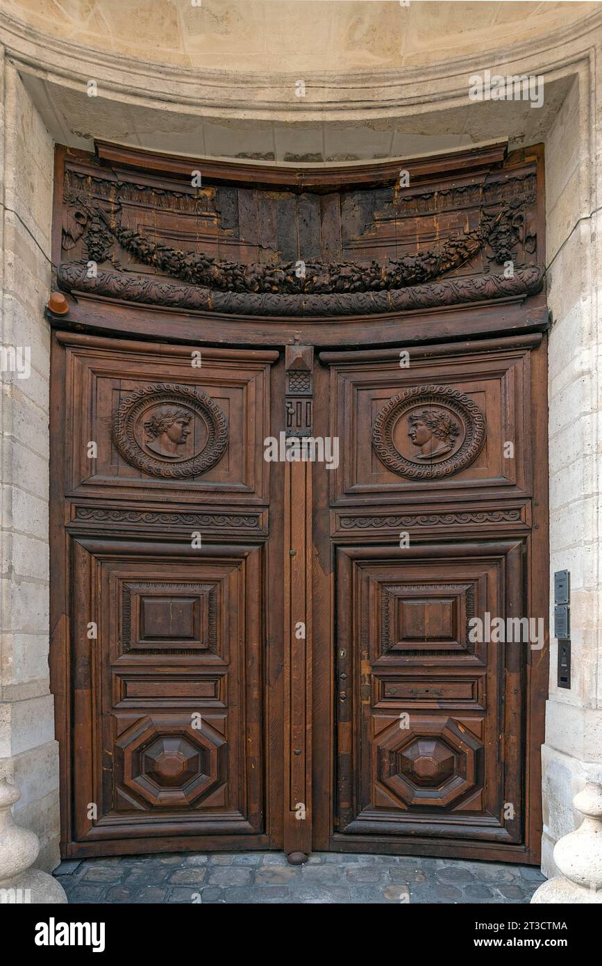 Porta storica decorativa della Corte d'appello amministrativa, 68 Rue Francois Miron, Parigi, Francia Foto Stock