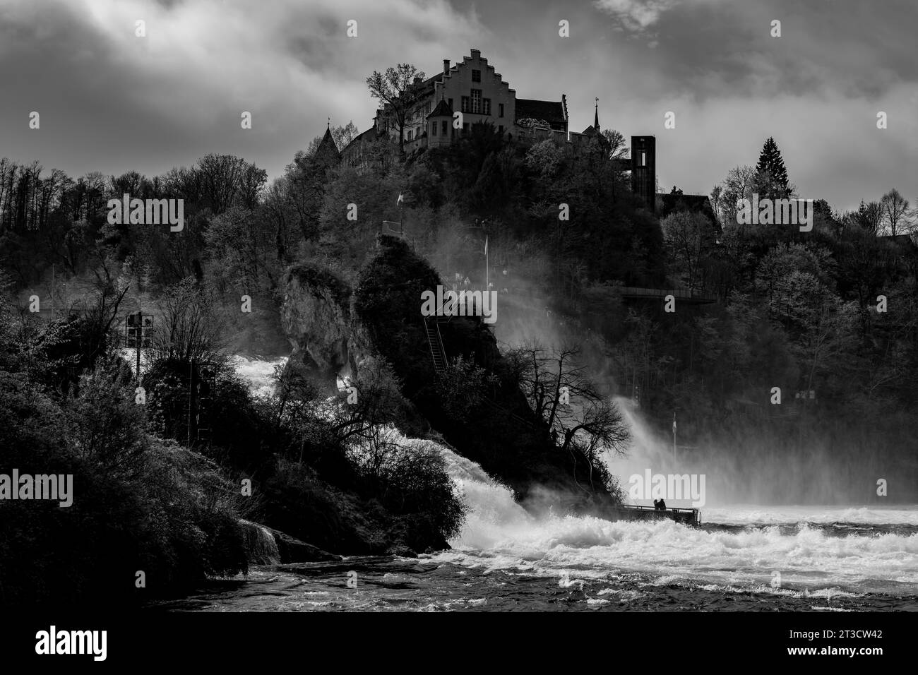 Cascate del Reno e bandiera svizzera con il castello Laufen a Neuhausen, Sciaffusa, Svizzera Foto Stock