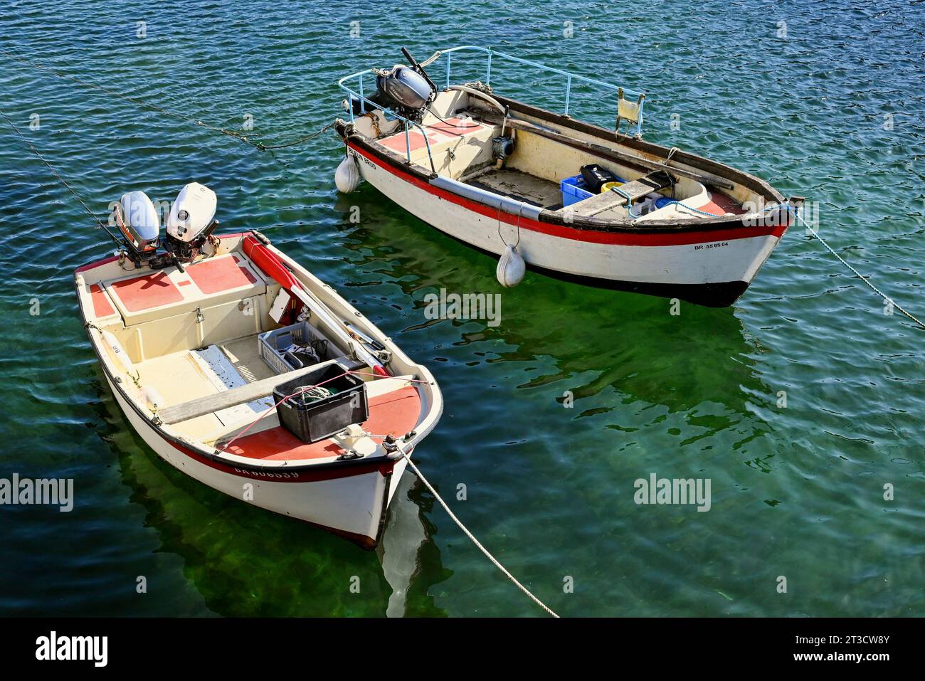 Due barche con motori fuoribordo, Ouessant Island, Finistere, Brittany, Francei Foto Stock
