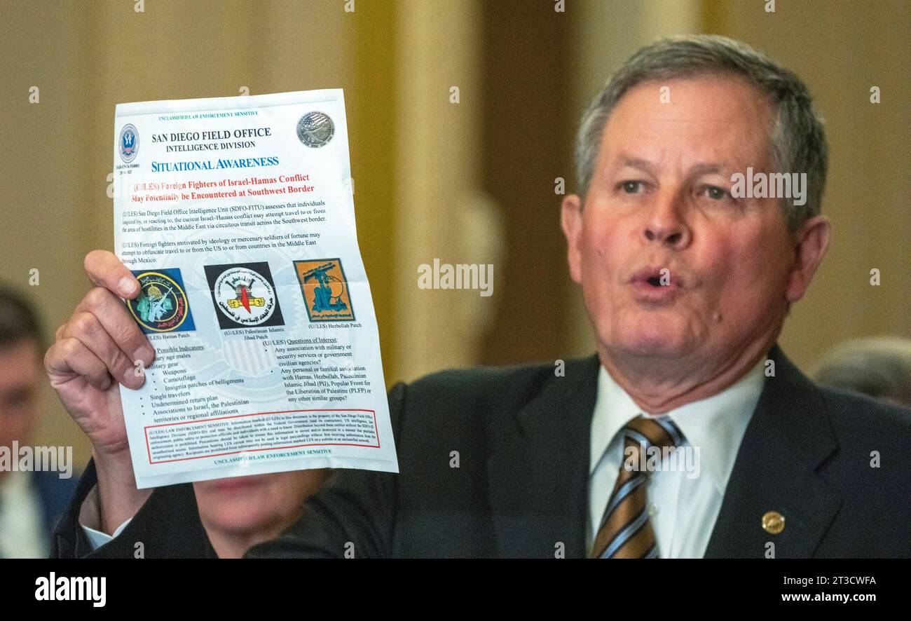 Il senatore Steve Daines, R-MT, tiene un opuscolo dell'intelligence durante una conferenza stampa dopo pranzi settimanali al Campidoglio degli Stati Uniti a Washington, DC martedì 24 ottobre 2023. Il pamphlet notava che la polizia di frontiera stava attento a possibili combattenti stranieri del conflitto israelo-Hamas che tentavano di entrare nel confine sud-occidentale degli Stati Uniti. Foto di Pat Benic/UPI credito: UPI/Alamy Live News Foto Stock