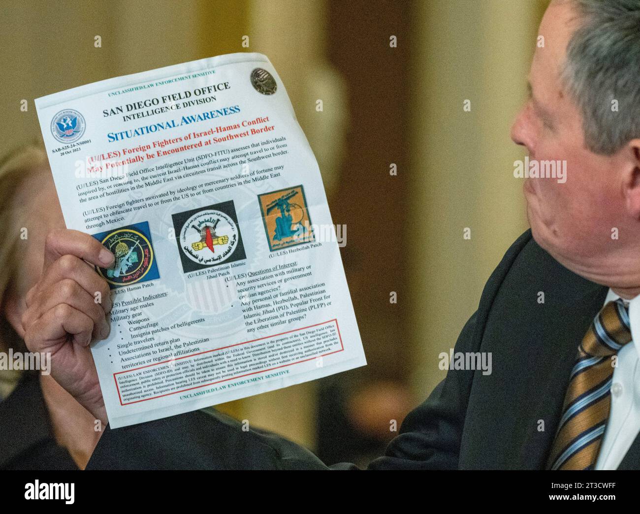 Il senatore Steve Daines, R-MT, tiene un opuscolo dell'intelligence durante una conferenza stampa dopo pranzi settimanali al Campidoglio degli Stati Uniti a Washington, DC martedì 24 ottobre 2023. Il pamphlet notava che la polizia di frontiera stava attento a possibili combattenti stranieri del conflitto israelo-Hamas che tentavano di entrare nel confine sud-occidentale degli Stati Uniti. Foto di Pat Benic/UPI credito: UPI/Alamy Live News Foto Stock