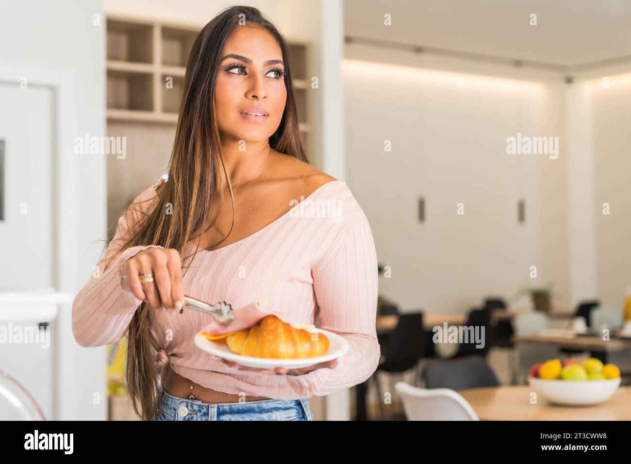 Donna di bellezza che fa colazione in un buffet a volontà in un hotel Foto Stock