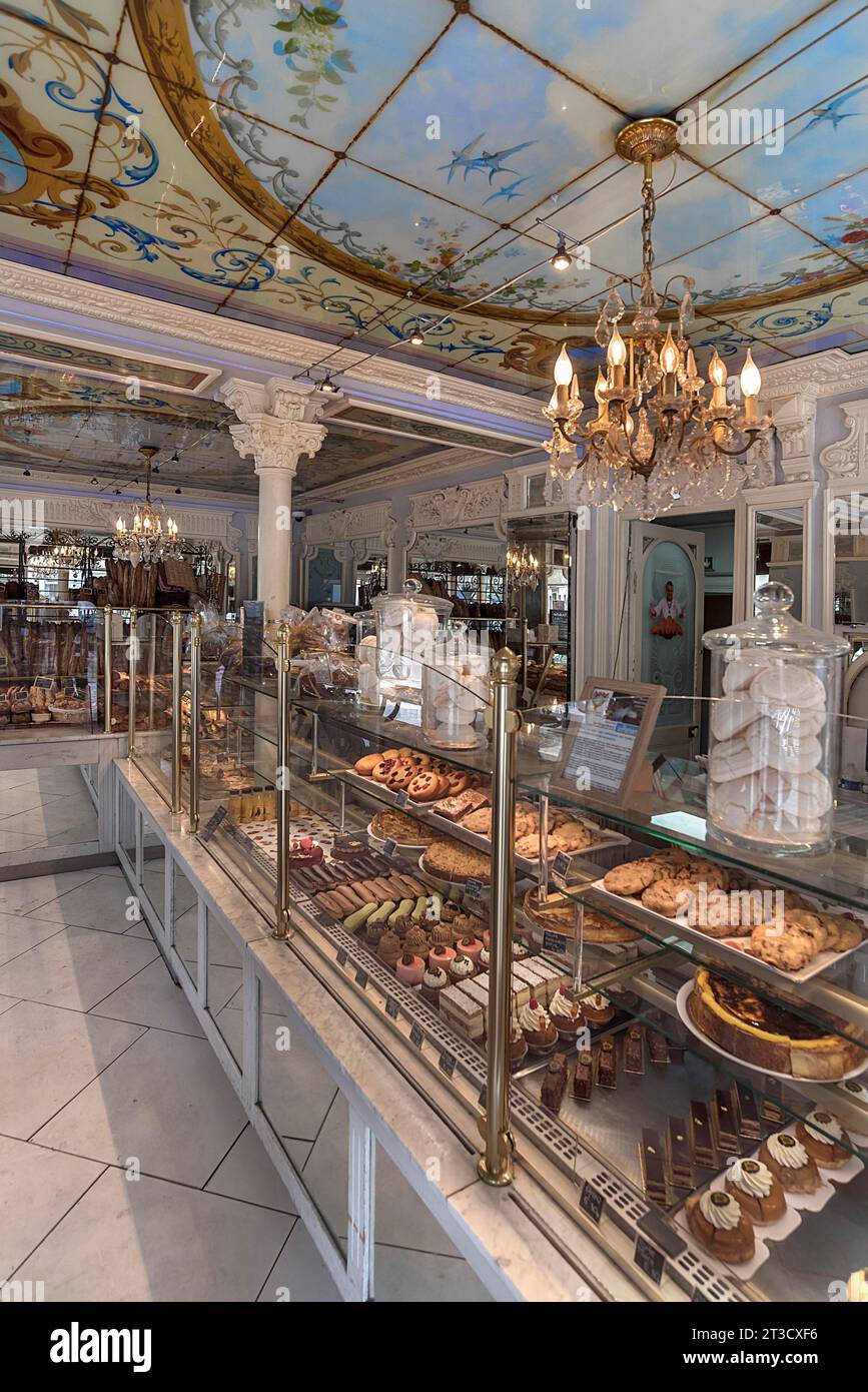 Sala di vendita di una panetteria e pasticceria francese tradizionale, Parigi, Francia Foto Stock