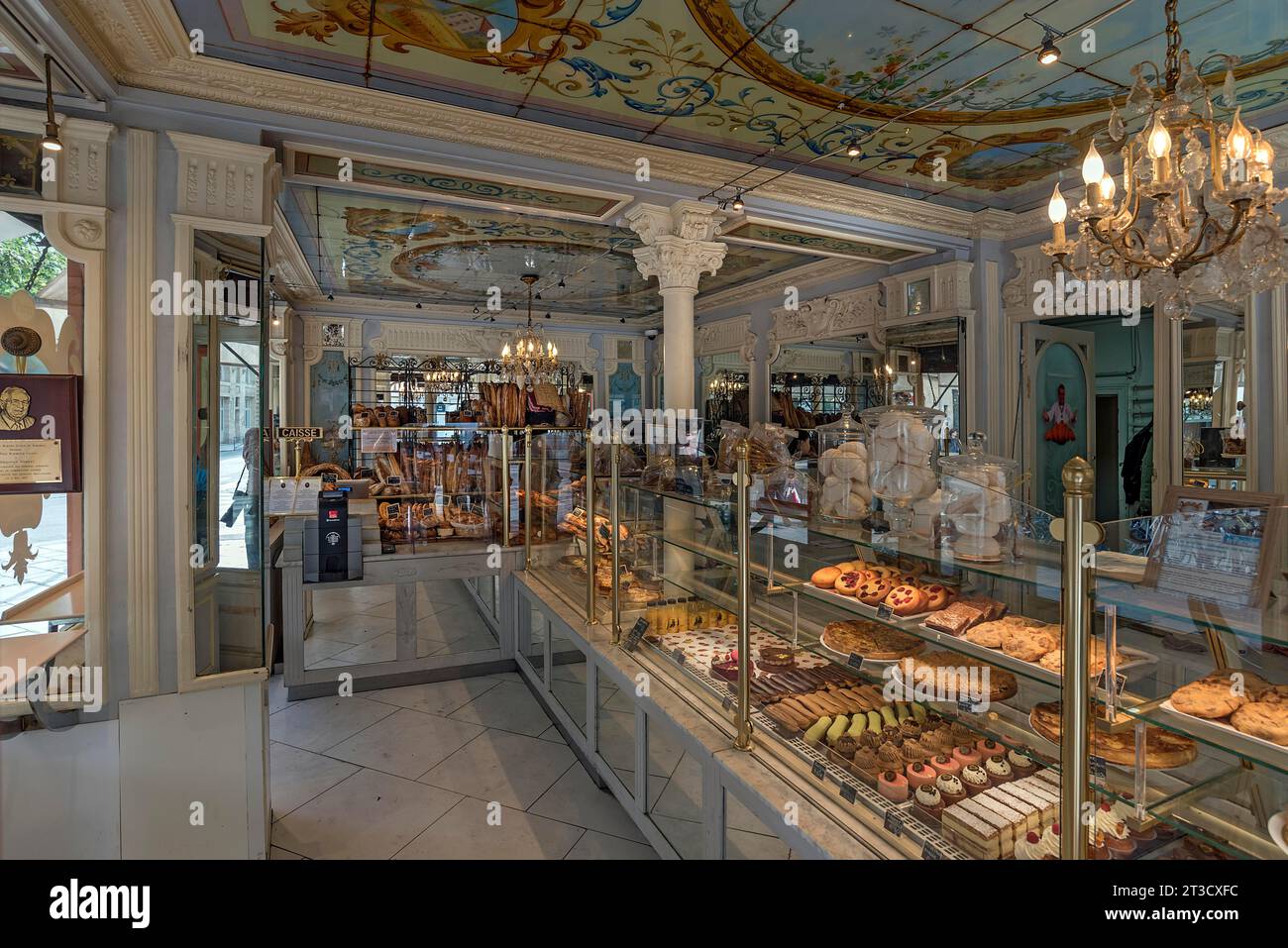 Sala di vendita di una panetteria e pasticceria francese tradizionale, Parigi, Francia Foto Stock