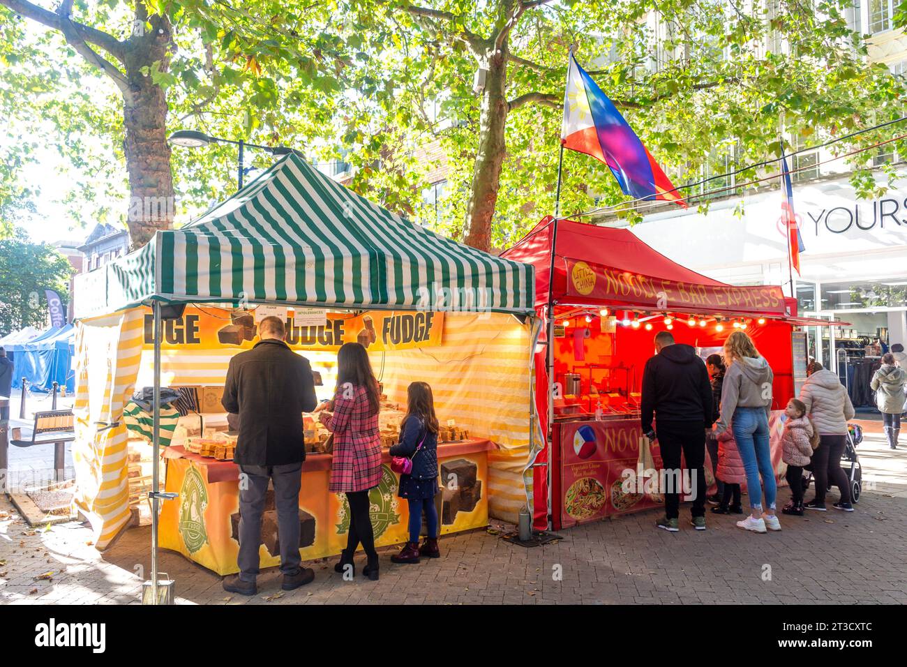 Bancarelle alimentari, Peterborough City Market, Bridge Street, Peterborough, Cambridgeshire, Inghilterra, Regno Unito Foto Stock