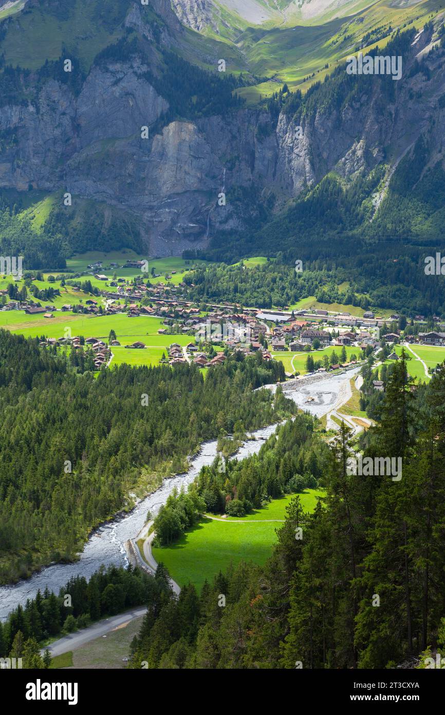 Vista aerea del villaggio di montagna a Kandersteg, Svizzera, paesaggio soleggiato Foto Stock