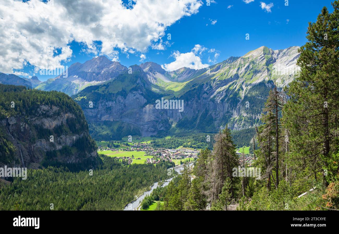 Vista sulle montagne alpine e sul villaggio a Kandersteg, Svizzera, paesaggio soleggiato Foto Stock