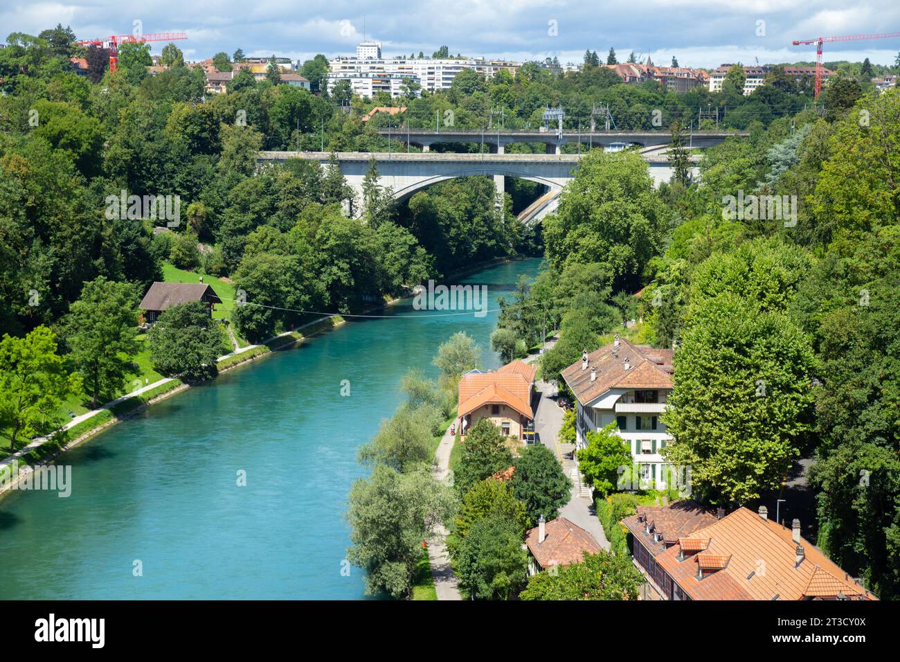 Vista aerea del fiume Aare blu zaffiro con ponte, Berna, Svizzera Foto Stock