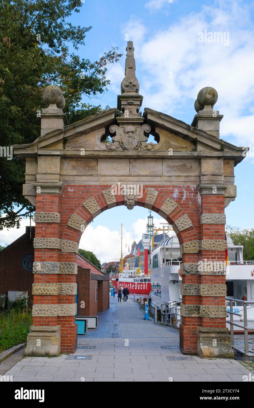 Porta del porto, porta storica della città, Emden, Frisia orientale, bassa Sassonia, Germania Foto Stock