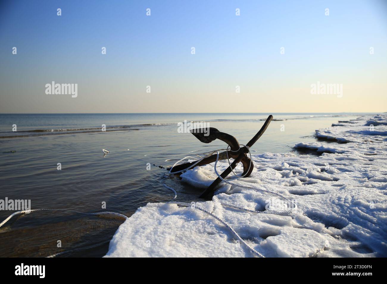 Un'ancora ravvicinata sulla costa ghiacciata dell'oceano Foto Stock