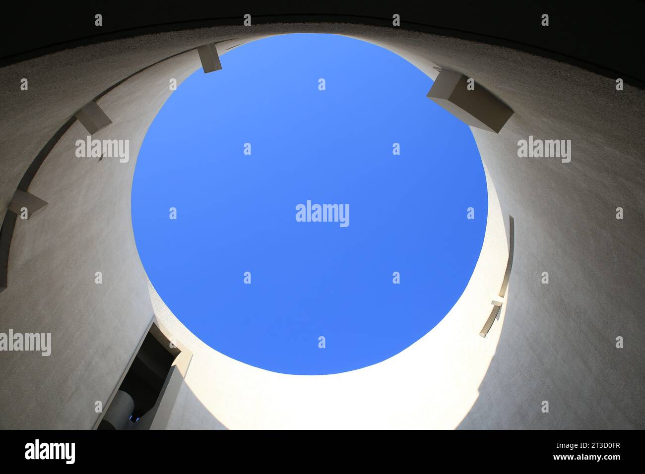 Architettura moderna in cemento vista da un angolo basso, composizione rotonda Foto Stock