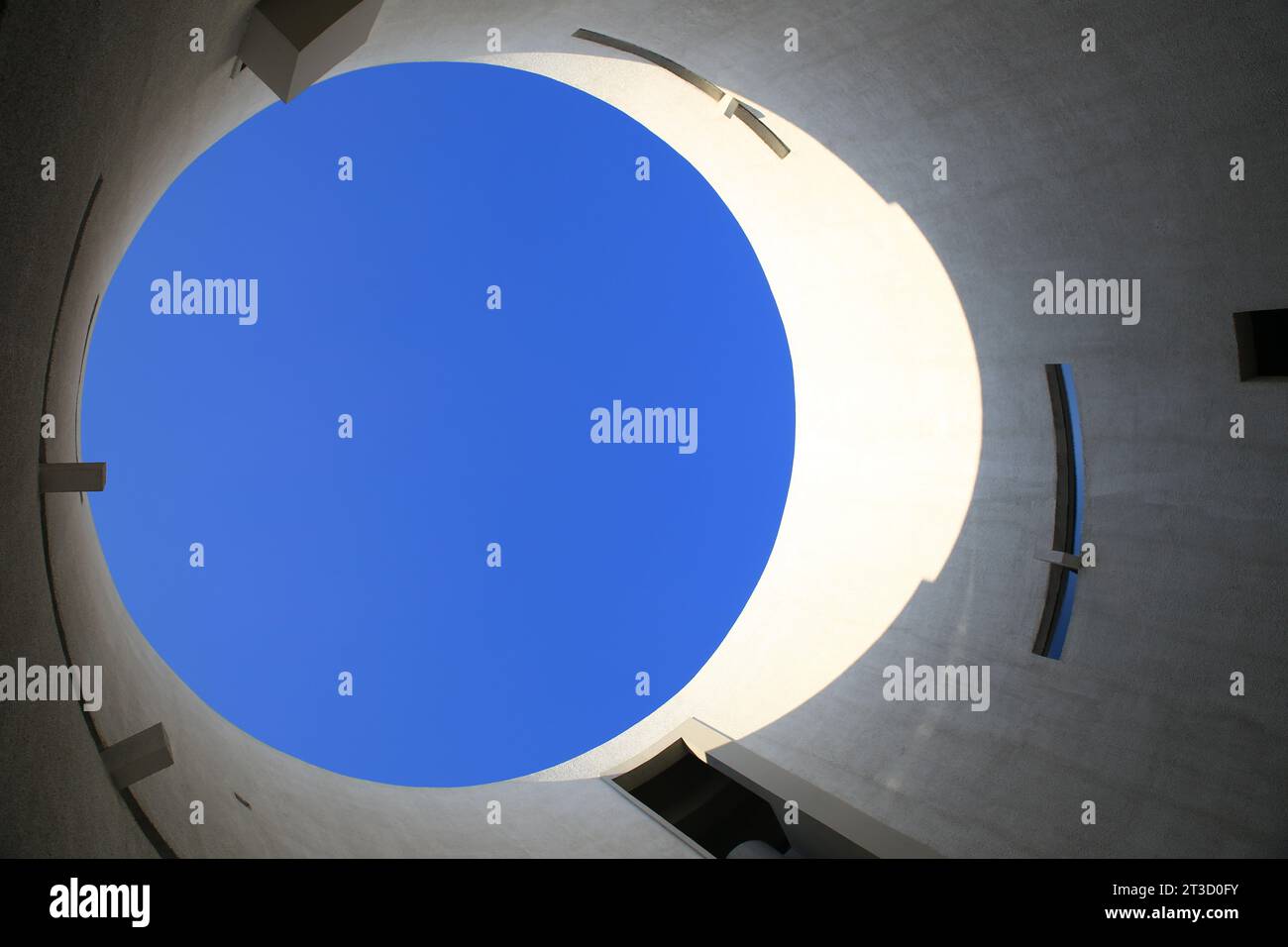 Architettura moderna in cemento vista da un angolo basso, composizione rotonda Foto Stock