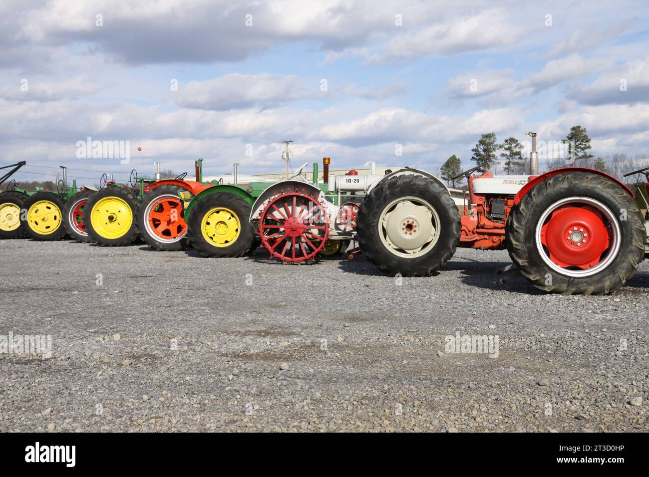 Una collezione di trattori antichi e attrezzature agricole. Foto Stock