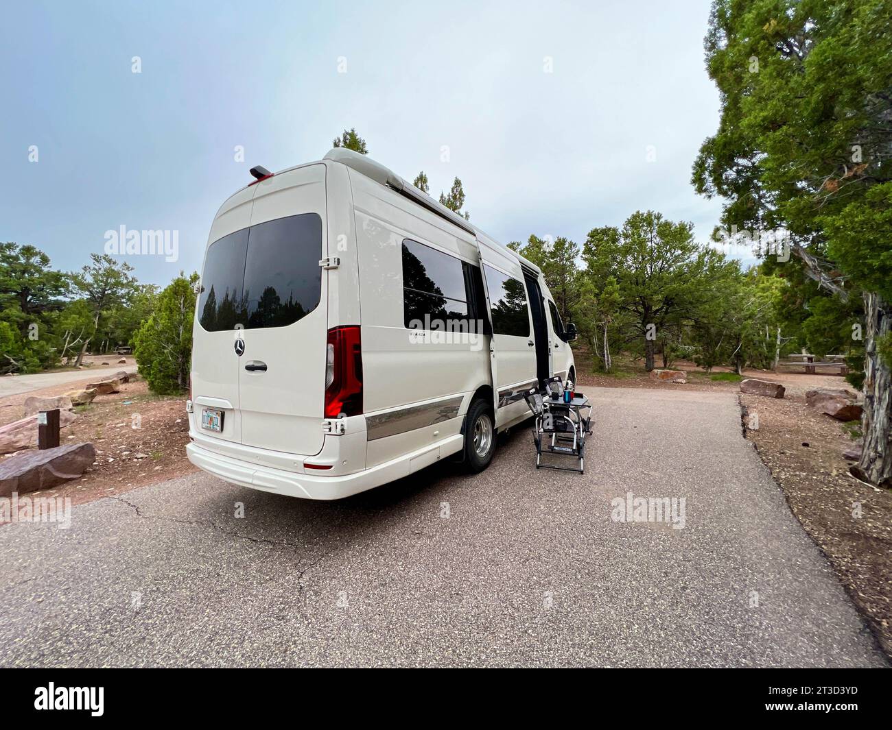 Vernal, Utah USA - 6 giugno 2023: Campeggi in pulmino presso lo Steinaker Lake State Park nell'area Flaming Gorge, Wyoming e Ut. Foto Stock