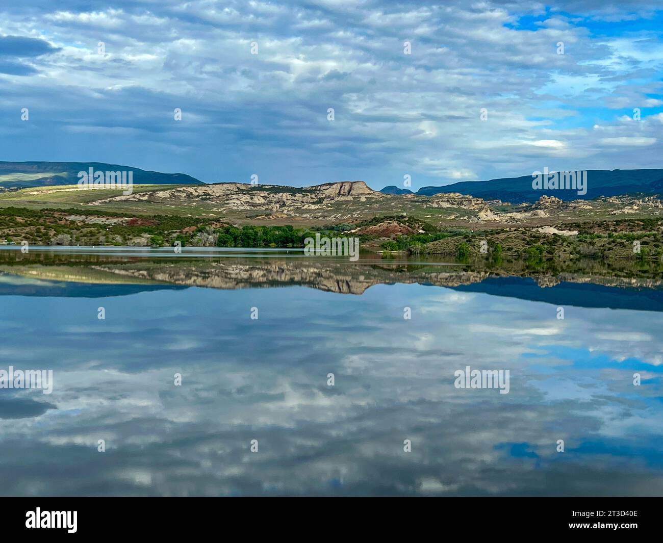 Lo splendido lago Steinaker nella zona di Flaming Gorge, Wyoming e Ut, in una giornata nuvolosa. Foto Stock