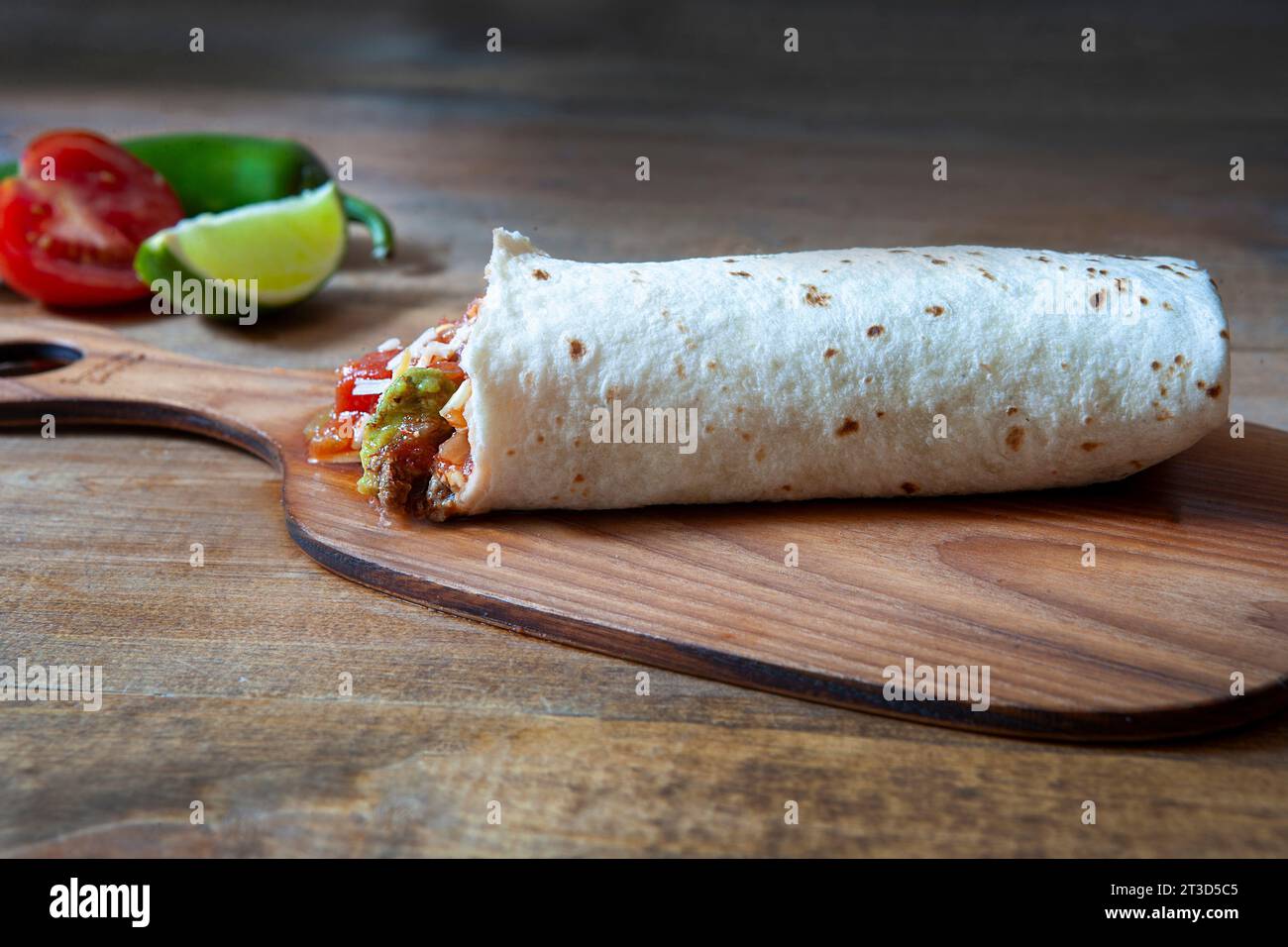 Burrito su tavola di legno Foto Stock