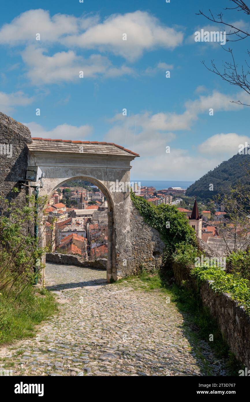 Porta della Mezzaluna porta ad arco in strada Beretta, una strada in salita che conduce al forte San Giovanni, un forte spagnolo che domina Finalborgo, Liguria Foto Stock