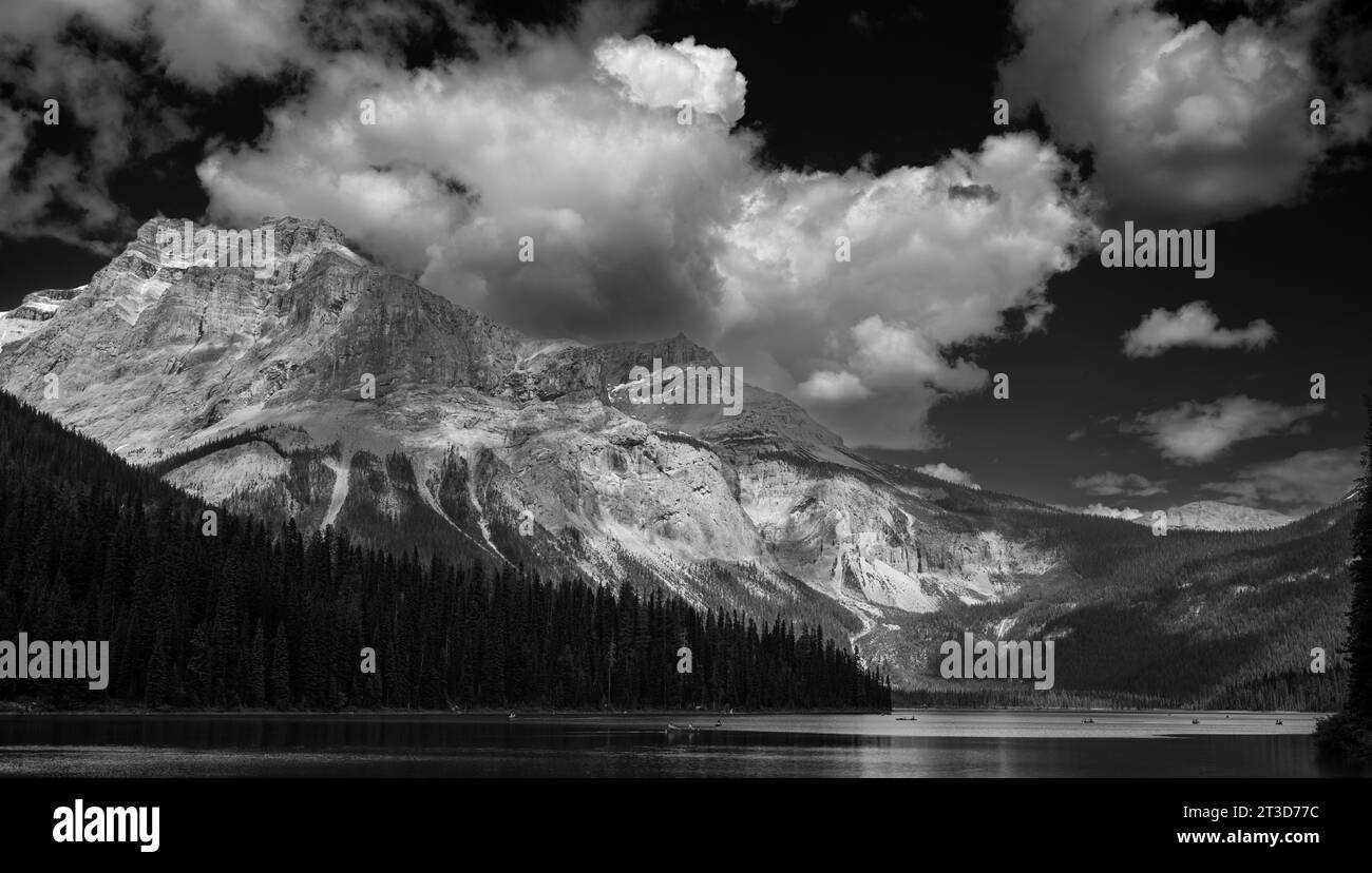 La catena montuosa President e il lago Emerald all'interno del parco nazionale di Yoho, B.C., il 26 giugno 2023. IL SISTEMA DI STAMPA CANADESE IMAGES/Mark Spowart Foto Stock