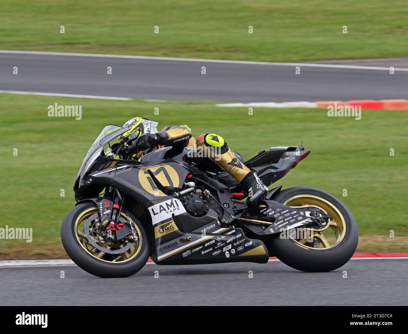 Ryan Vickers - LAMI OMG Racing Yamaha - in sella a Yamaha 7 nelle 2023 Superbike britanniche a Brands Hatch nell'ottobre 2023 Foto Stock