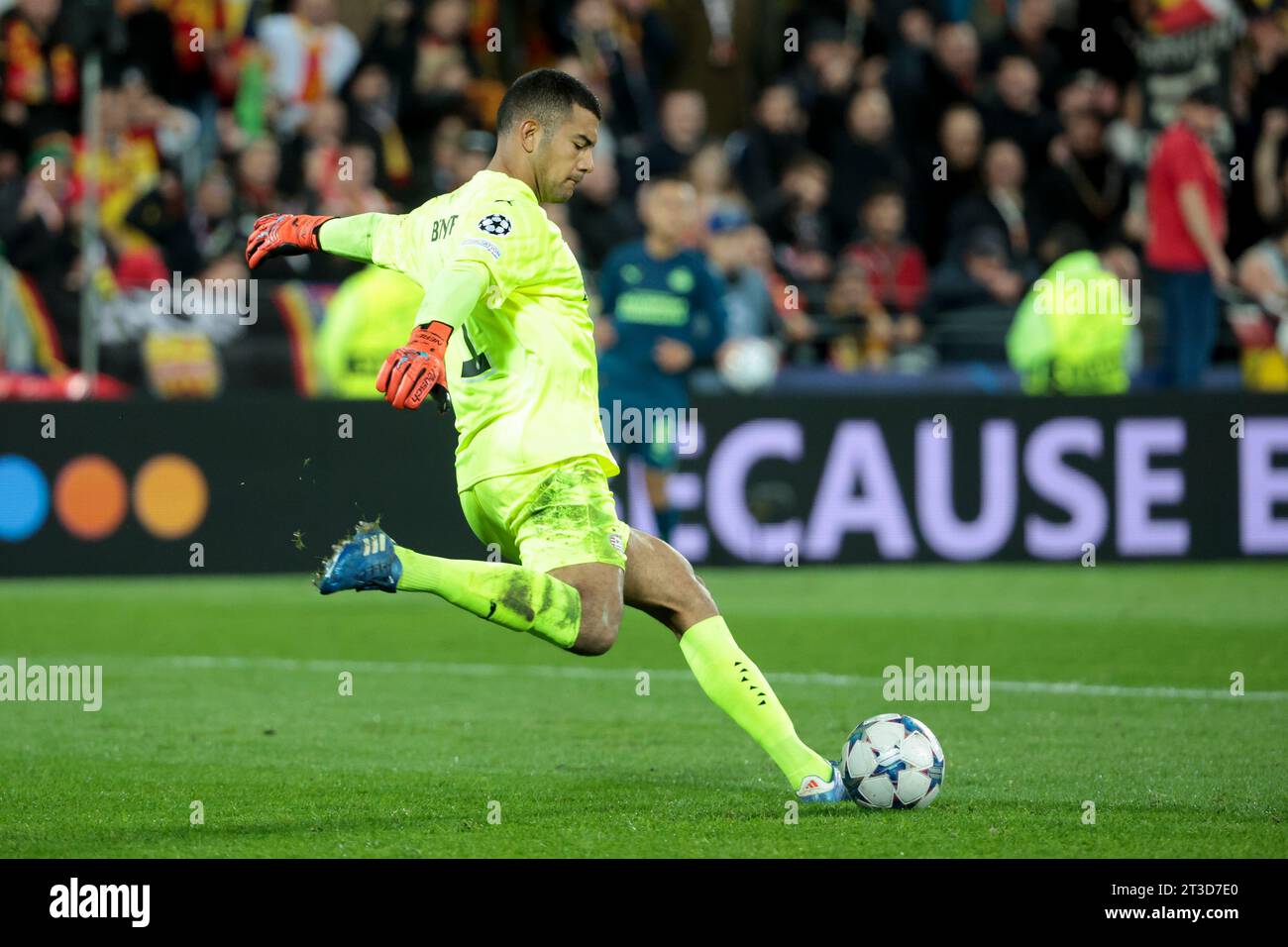 Lens, Francia. 24 ottobre 2023. Il portiere del PSV Eindhoven Walter Benitez durante la UEFA Champions League, gruppo B partita di calcio tra RC Lens (RCL) e PSV Eindhoven il 24 ottobre 2023 allo Stade Bollaert-Delelis di Lens, Francia - foto Jean Catuffe/DPPI credito: DPPI Media/Alamy Live News Foto Stock