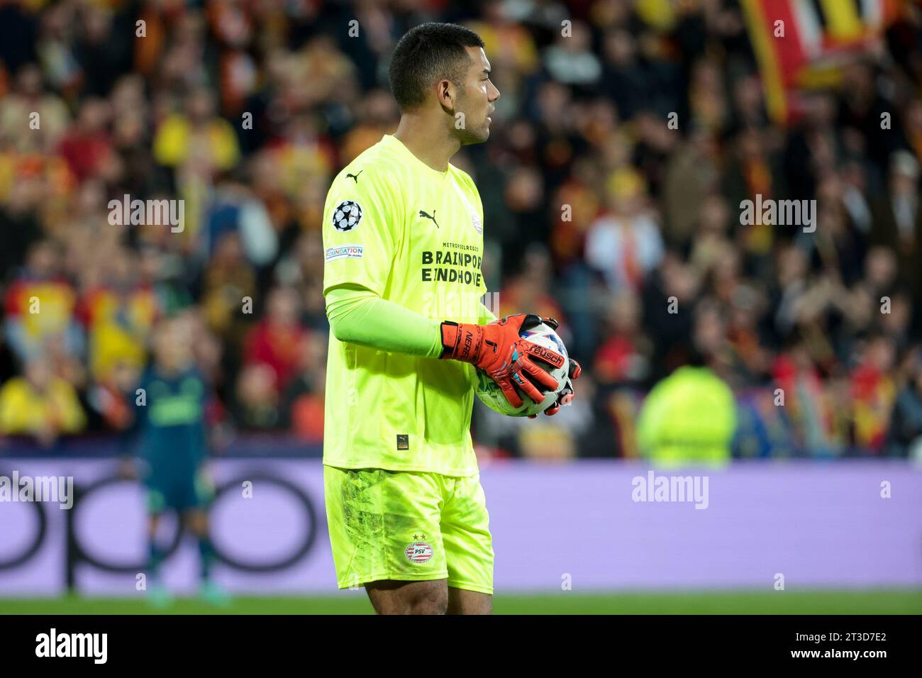 Lens, Francia. 24 ottobre 2023. Il portiere del PSV Eindhoven Walter Benitez durante la UEFA Champions League, gruppo B partita di calcio tra RC Lens (RCL) e PSV Eindhoven il 24 ottobre 2023 allo Stade Bollaert-Delelis di Lens, Francia - foto Jean Catuffe/DPPI credito: DPPI Media/Alamy Live News Foto Stock