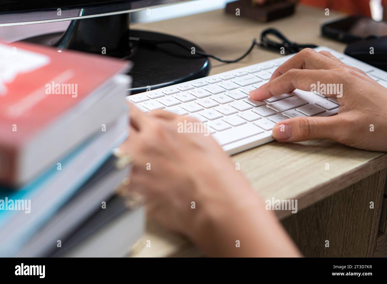 donna d'affari con computer portatile e documenti che lavora in ufficio Foto Stock