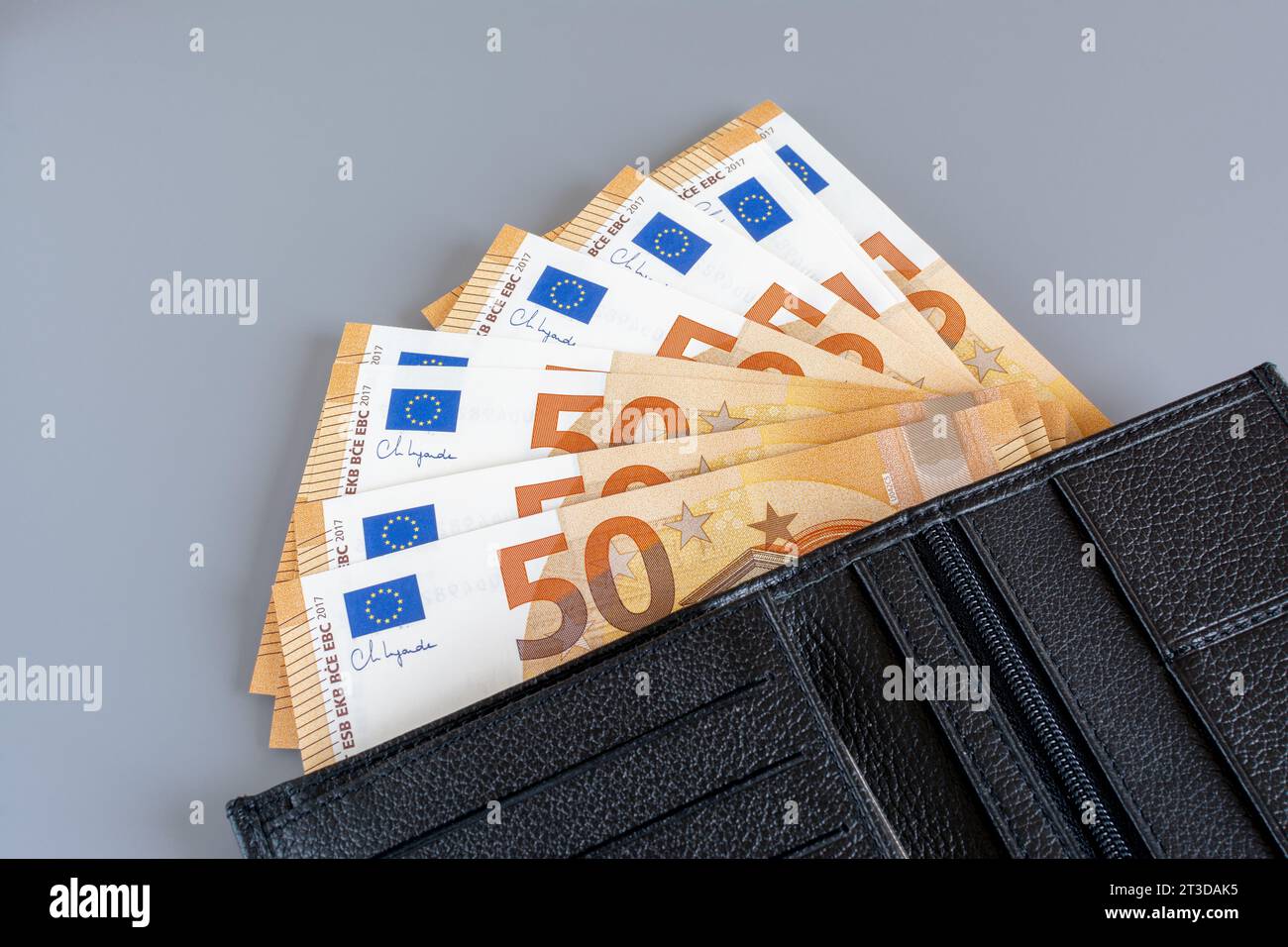 50 banconote in euro in un portafoglio Foto Stock