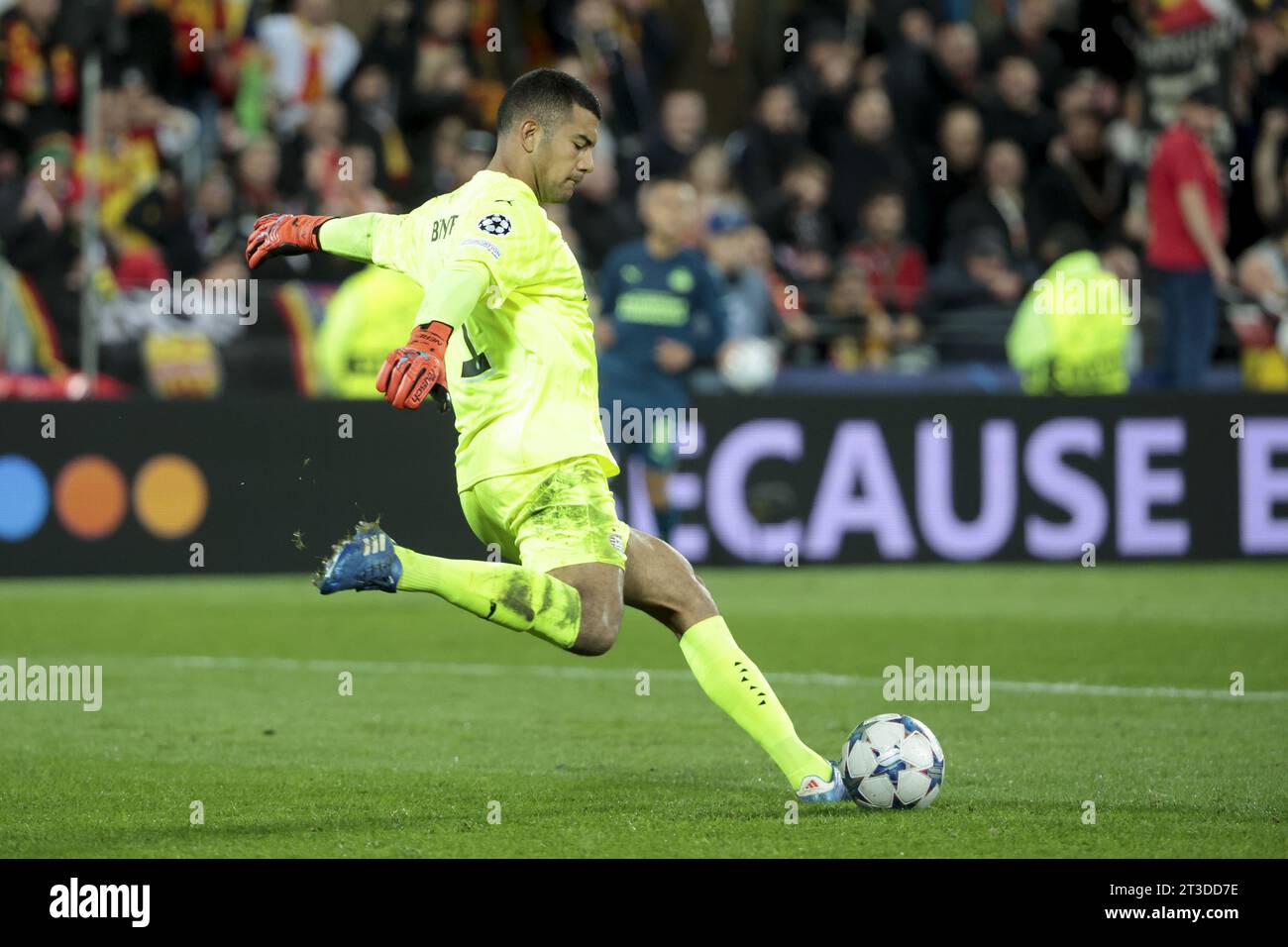 Il portiere del PSV Eindhoven Walter Benitez durante la UEFA Champions League, gruppo B partita di calcio tra RC Lens (RCL) e PSV Eindhoven il 24 ottobre 2023 allo Stade Bollaert-Delelis di Lens, Francia Foto Stock