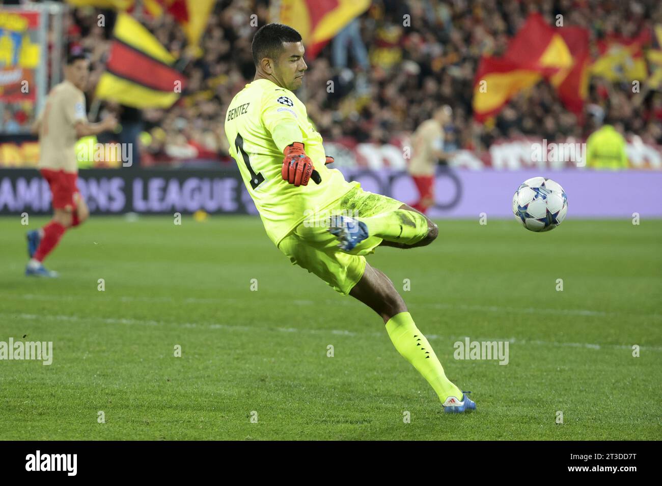 Il portiere del PSV Eindhoven Walter Benitez durante la UEFA Champions League, gruppo B partita di calcio tra RC Lens (RCL) e PSV Eindhoven il 24 ottobre 2023 allo Stade Bollaert-Delelis di Lens, Francia Foto Stock