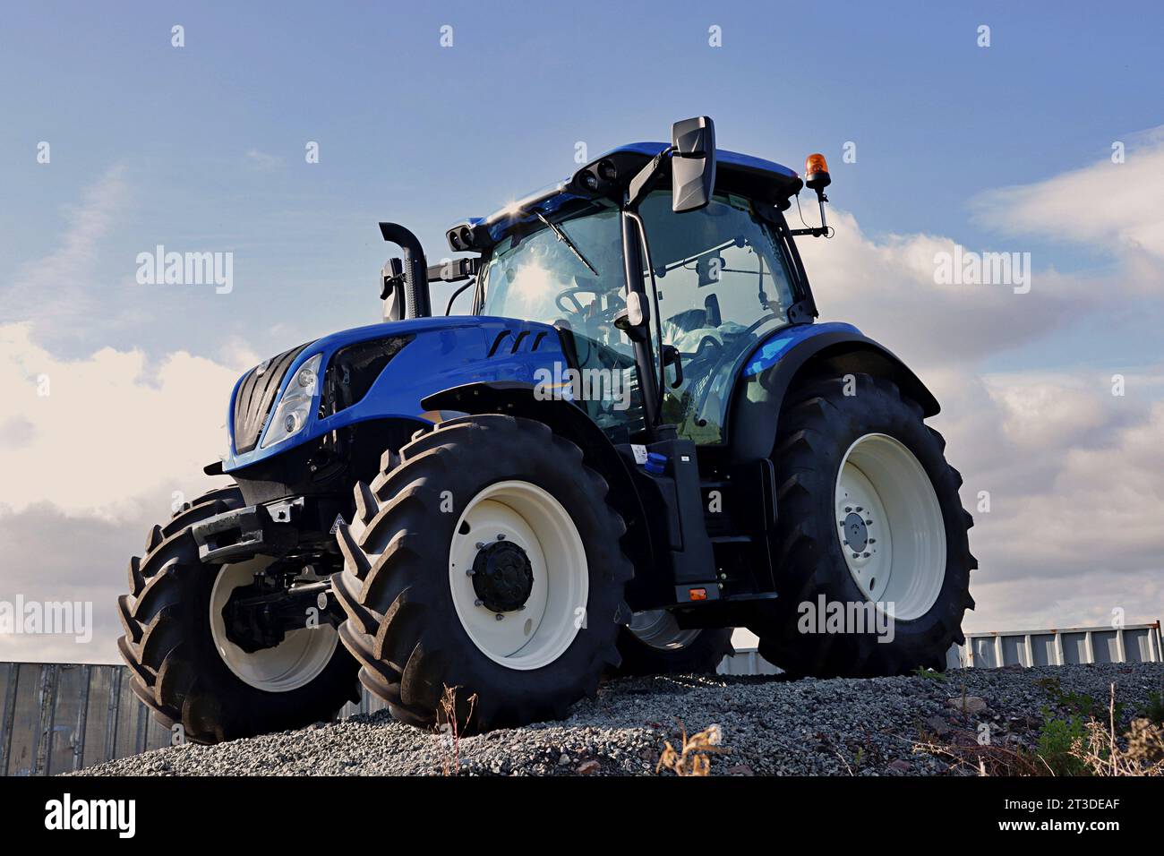 Grande trattore agricolo di colore blu su sfondo cielo. Foto Stock