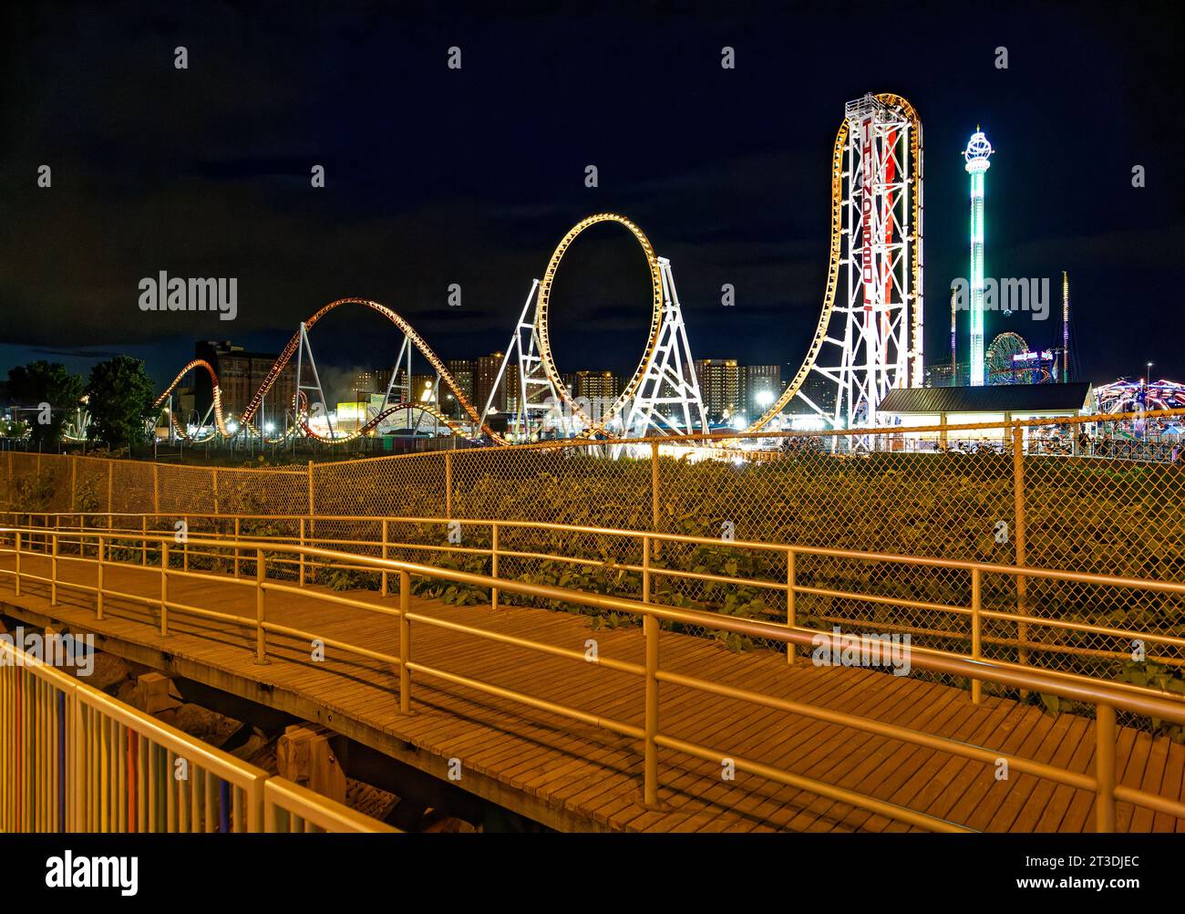 Thunderbolt non è famoso come il ciclone di Coney Island, ma le montagne russe in acciaio sono un vero pugno: Basta guardare il terrore e la gioia nei volti dei piloti. Foto Stock