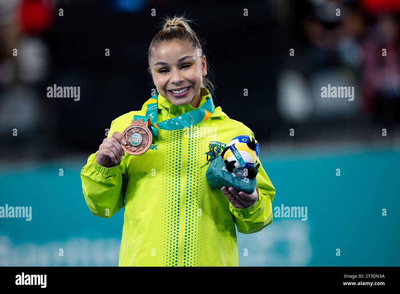 Santiago, Brasile. 24 ottobre 2023. CILE - SANTIAGO - 10/24/2023 - GIOCHI PANAMERICANI SANTIAGO 2023, GINNASTICA ARTISTICA - Flavia Saraiva della Nazionale brasiliana sale sul podio con la medaglia di bronzo durante la finale di ginnastica artistica - barre asimmetriche al Parque Deportivo Estadio Nacional il 4° giorno dei Giochi panamericani di Santiago 2023 il 24 ottobre 2023 a Santiago, Cile foto: Gabriel Heusi/AGIF (foto di Gabriel Heusi/AGIF/Sipa USA) credito: SIPA USA/Alamy Live News Foto Stock