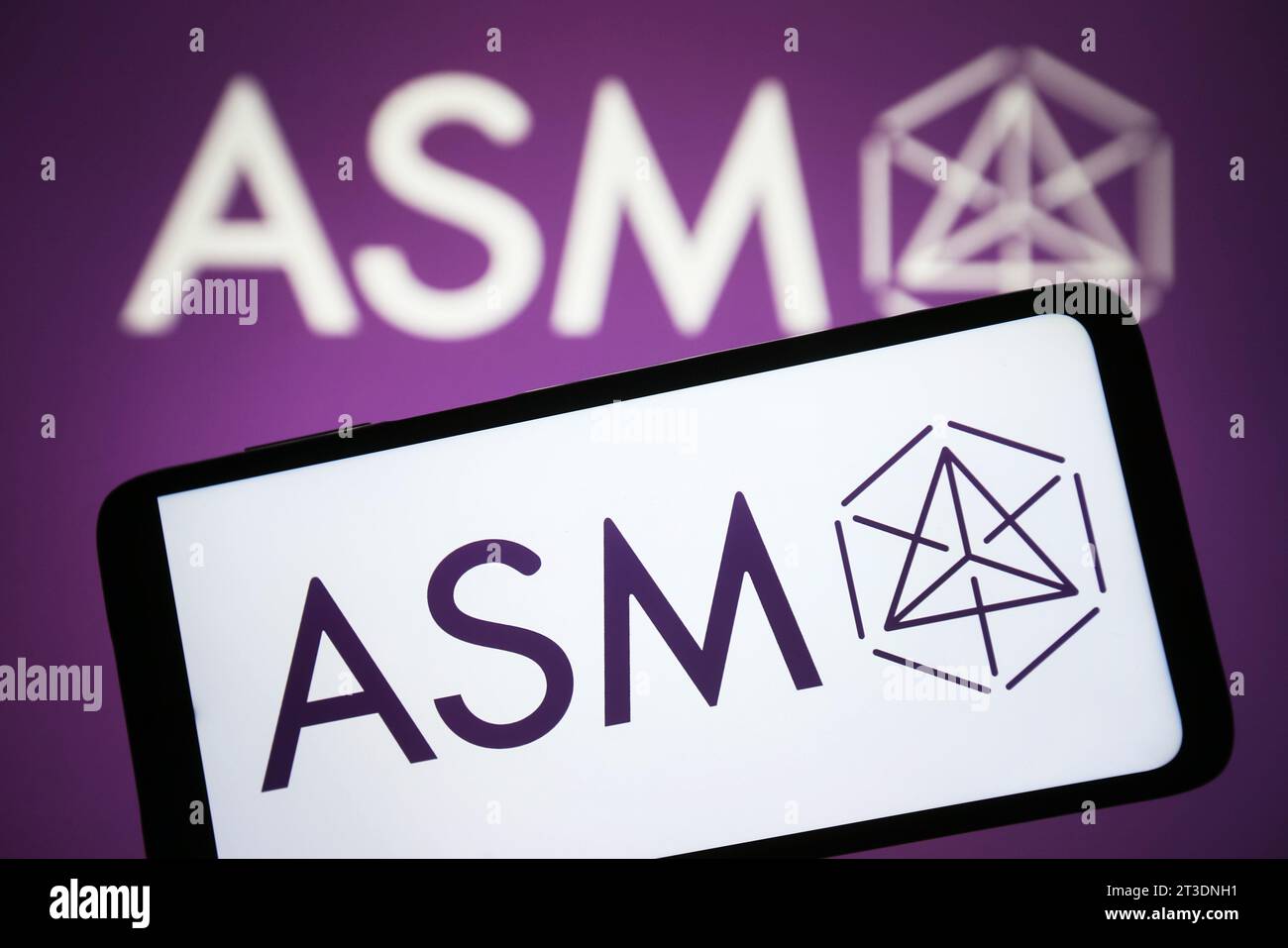 Ucraina. 25 ottobre 2023. In questa foto, il logo ASM di semiconduttori Maker è visibile su uno smartphone e sullo schermo di un pc. Credito: SOPA Images Limited/Alamy Live News Foto Stock