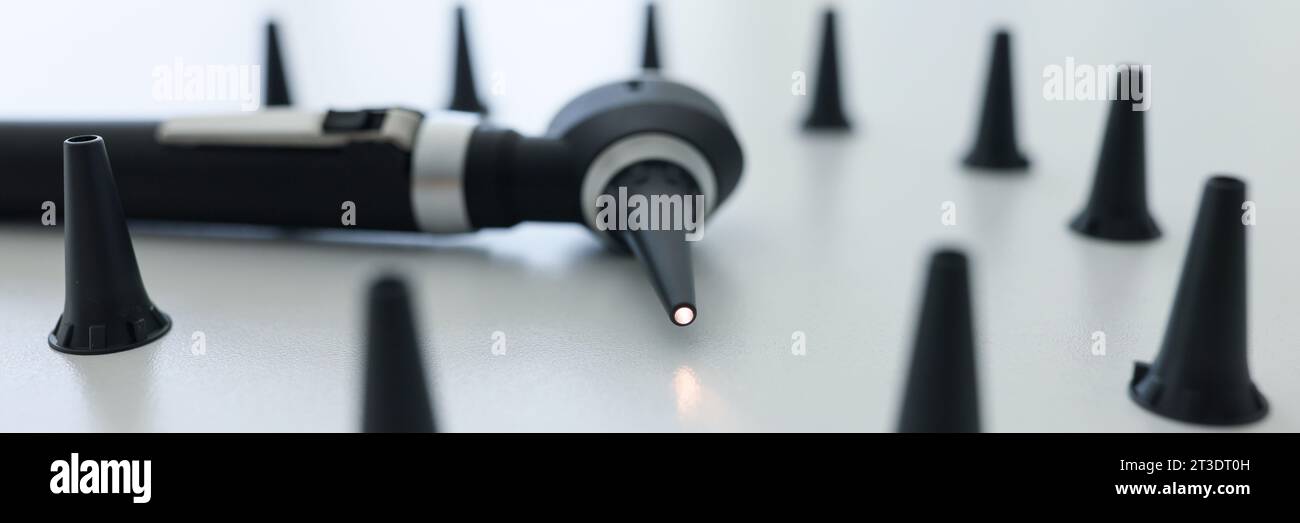 Otoscopio moderno con punta leggera e cuscinetti per il controllo delle orecchie Foto Stock