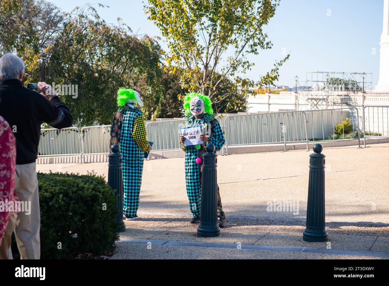 I manifestanti si vestono in abiti da clown e si trovano fuori dal Campidoglio con cartelli che recitano "GOP Clown Show" martedì 24 ottobre 2023, Washington, DC, USA, durante la terza riunione per eleggere un nuovo candidato per la GOP. Il partito nominò per la prima volta il leader della maggioranza della camera degli Stati Uniti Steve Scalise (repubblicano della Louisiana), che si ritirò poco dopo aver vinto la nomina a causa della mancanza di sostegno. Il rappresentante degli Stati Uniti Jim Jordan (repubblicano dell'Ohio) vinse la seconda nomina, tuttavia, non fu in grado di ottenere 217 voti alla camera dopo più turni di votazione. Il primo passo è curre Foto Stock