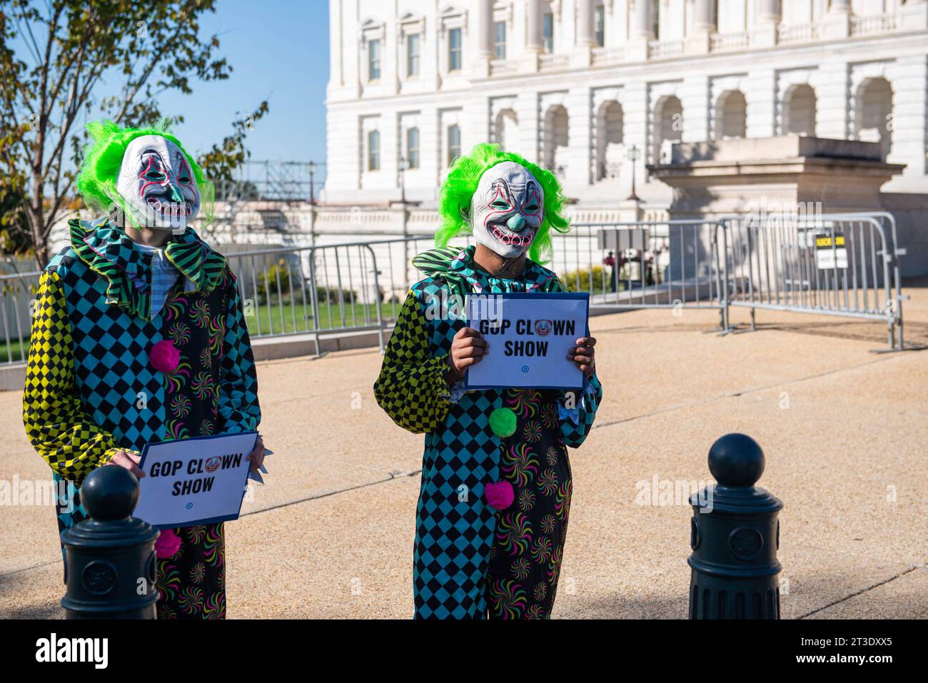 I manifestanti si vestono in abiti da clown e si trovano fuori dal Campidoglio con cartelli che recitano "GOP Clown Show" martedì 24 ottobre 2023, Washington, DC, USA, durante la terza riunione per eleggere un nuovo candidato per la GOP. Il partito nominò per la prima volta il leader della maggioranza della camera degli Stati Uniti Steve Scalise (repubblicano della Louisiana), che si ritirò poco dopo aver vinto la nomina a causa della mancanza di sostegno. Il rappresentante degli Stati Uniti Jim Jordan (repubblicano dell'Ohio) vinse la seconda nomina, tuttavia, non fu in grado di ottenere 217 voti alla camera dopo più turni di votazione. Il primo passo è curre Foto Stock