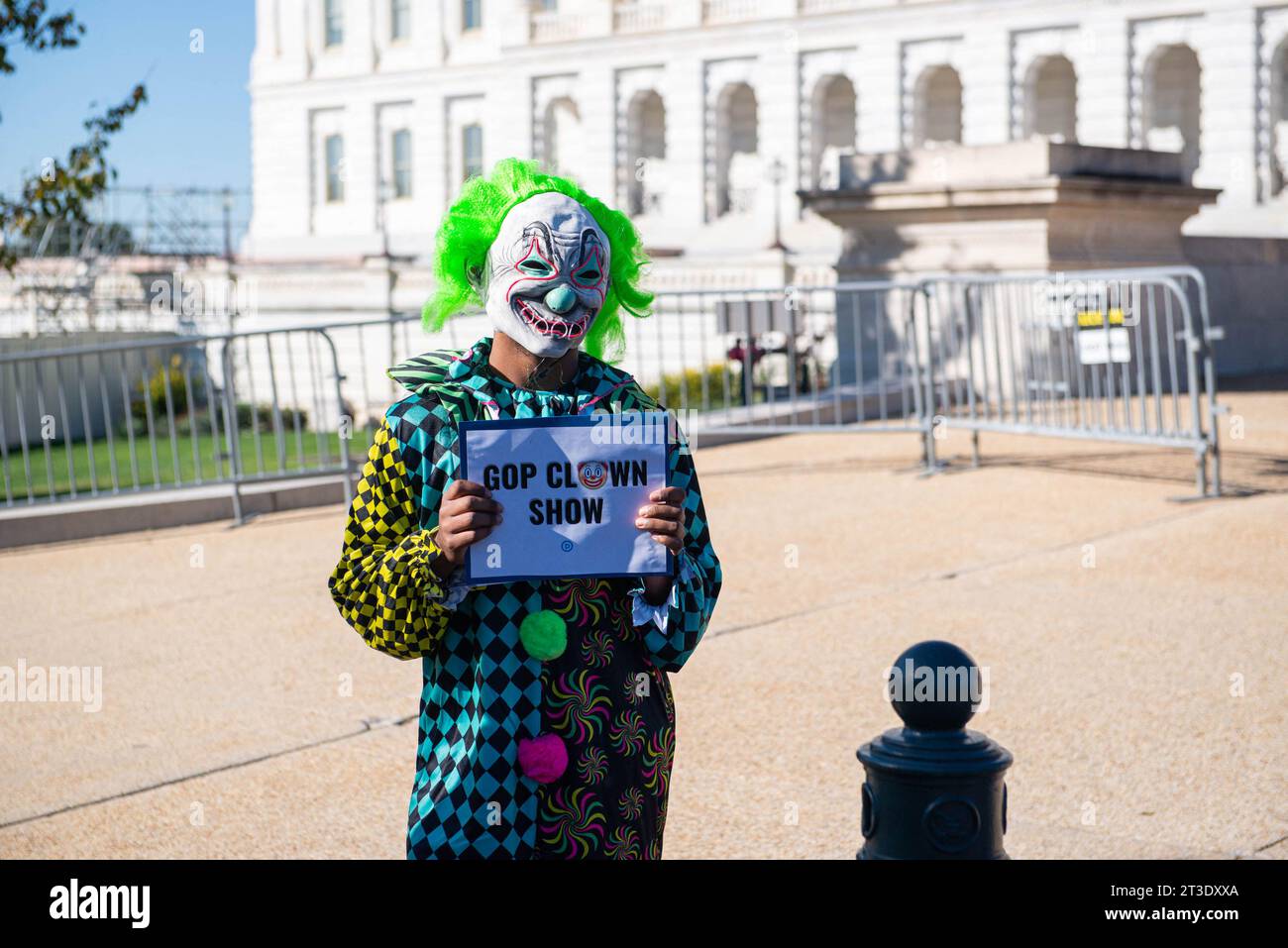 I manifestanti si vestono in abiti da clown e si trovano fuori dal Campidoglio con cartelli che recitano "GOP Clown Show" martedì 24 ottobre 2023, Washington, DC, USA, durante la terza riunione per eleggere un nuovo candidato per la GOP. Il partito nominò per la prima volta il leader della maggioranza della camera degli Stati Uniti Steve Scalise (repubblicano della Louisiana), che si ritirò poco dopo aver vinto la nomina a causa della mancanza di sostegno. Il rappresentante degli Stati Uniti Jim Jordan (repubblicano dell'Ohio) vinse la seconda nomina, tuttavia, non fu in grado di ottenere 217 voti alla camera dopo più turni di votazione. Il primo passo è curre Foto Stock