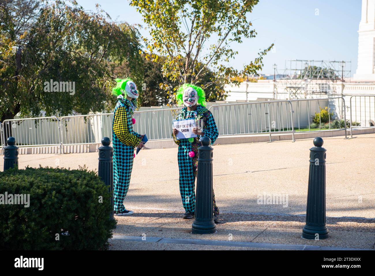 I manifestanti si vestono in abiti da clown e si trovano fuori dal Campidoglio con cartelli che recitano "GOP Clown Show" martedì 24 ottobre 2023, Washington, DC, USA, durante la terza riunione per eleggere un nuovo candidato per la GOP. Il partito nominò per la prima volta il leader della maggioranza della camera degli Stati Uniti Steve Scalise (repubblicano della Louisiana), che si ritirò poco dopo aver vinto la nomina a causa della mancanza di sostegno. Il rappresentante degli Stati Uniti Jim Jordan (repubblicano dell'Ohio) vinse la seconda nomina, tuttavia, non fu in grado di ottenere 217 voti alla camera dopo più turni di votazione. Il primo passo è curre Foto Stock