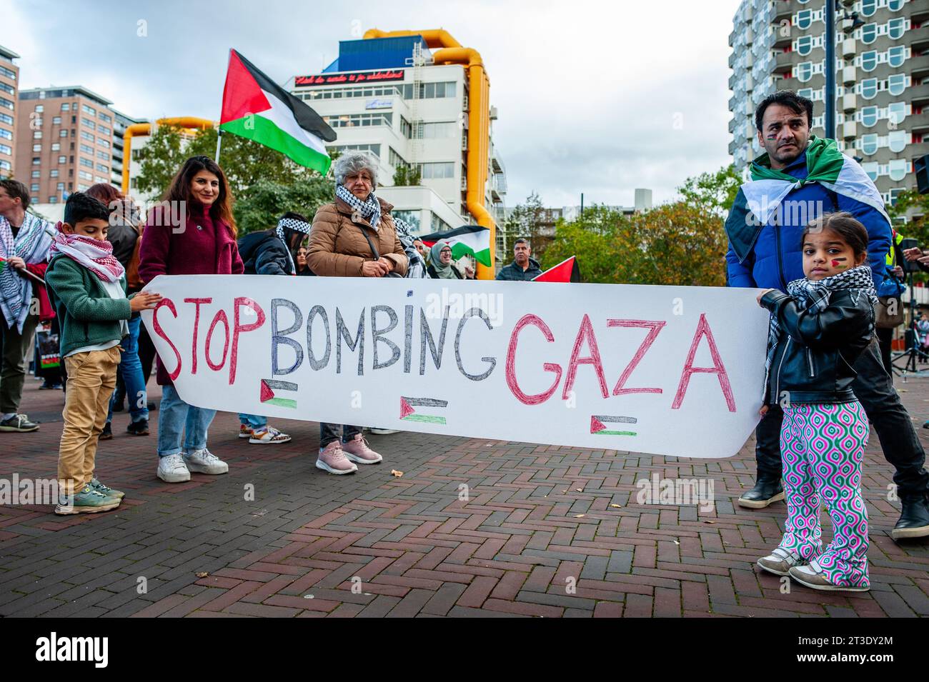 22 ottobre, Rotterdam. I palestinesi e i loro sostenitori continuano a protestare per condannare il governo di Israele ed esprimere solidarietà al popolo palestinese. Circa 5.000 manifestanti si sono riuniti in lutto, furia e solidarietà a causa della recente escalation del conflitto israelo-palestinese e degli eventi inquietanti a Gaza. Foto Stock